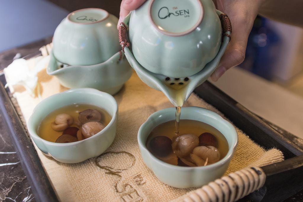 ไอ แอม โฮเทล Hotel Makati City ภายนอก รูปภาพ Tea being poured into a gaiwan