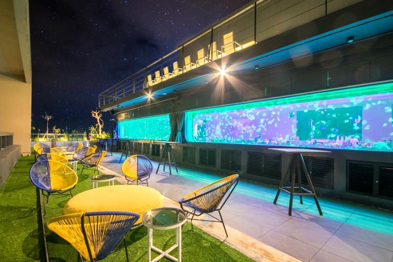 ไอ แอม โฮเทล Hotel Makati City ภายนอก รูปภาพ The rooftop bar